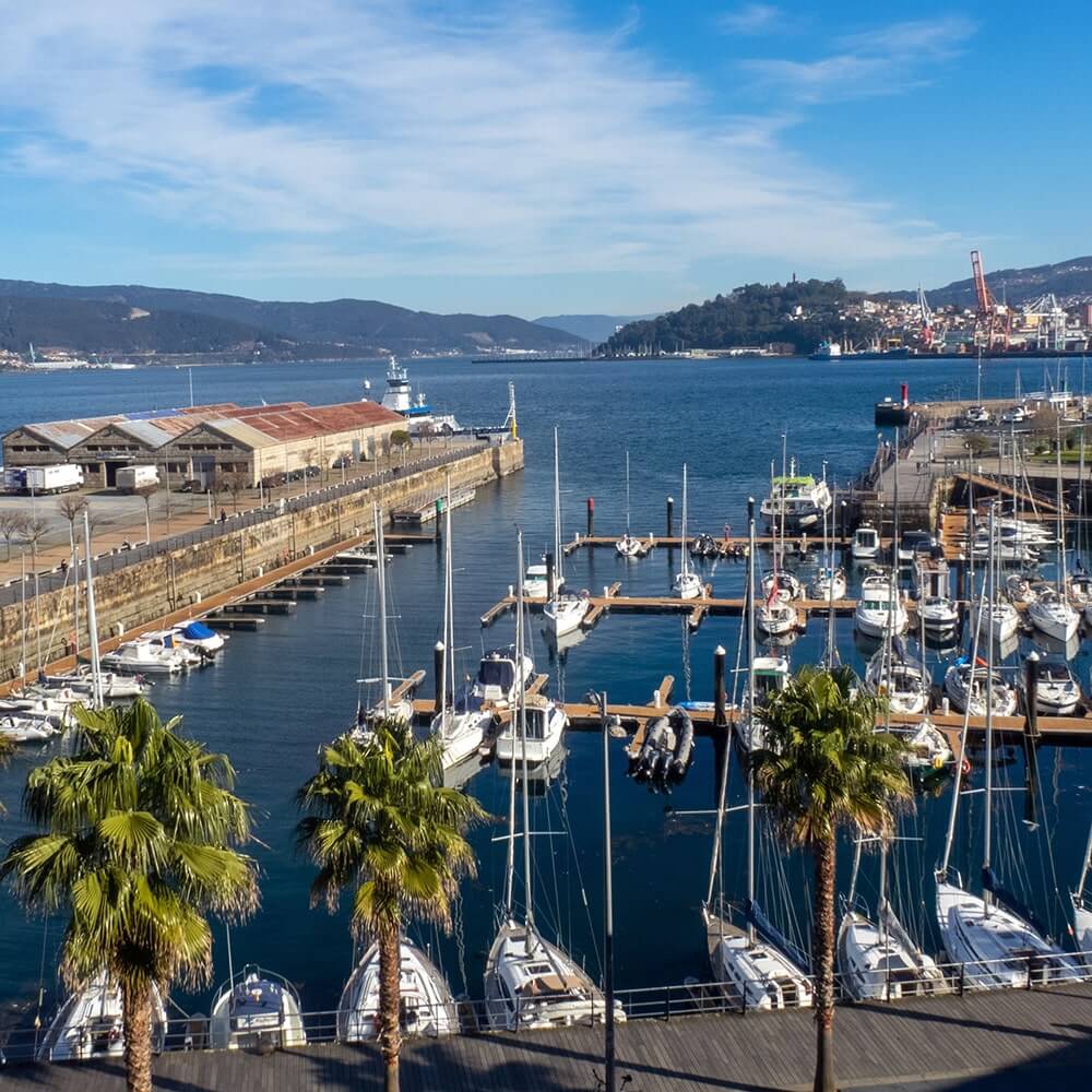 Vista aérea de uno de los puertos de Vigo en un día soleado