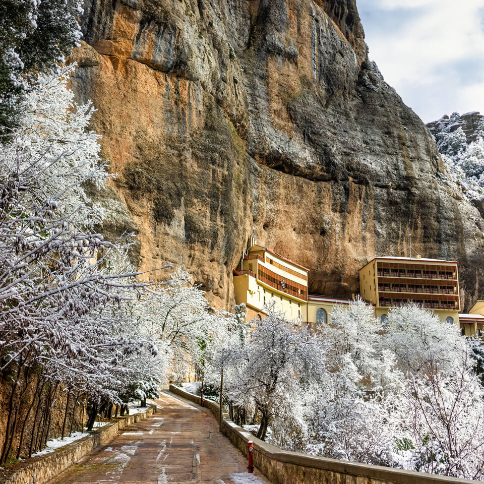 Paesaggio innevato dallo storico monastero ortodosso del Mega Spileo a Kalavryta | Itinerario di 2 settimane in Grecia