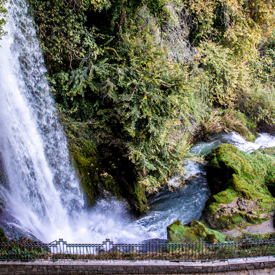 Vista aerea della cascata di Karanos a Edessa | Come viaggiare in Grecia in treno