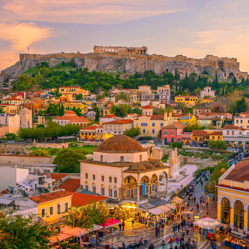 Vista della piazza Monastiraki ad Atene, con il Partenone e l'Acropoli visibili sullo sfondo. 