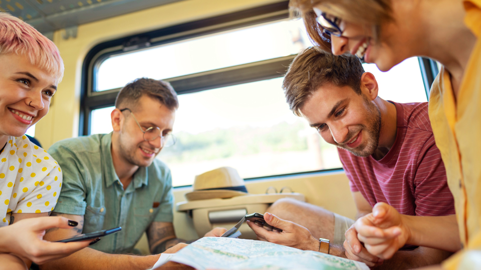 Een groep vrienden die hun reis met de trein plannen