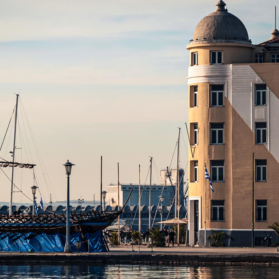 Het oude schip Argo in de haven van Volos | Beste plekken om per trein in Griekenland te bezoeken