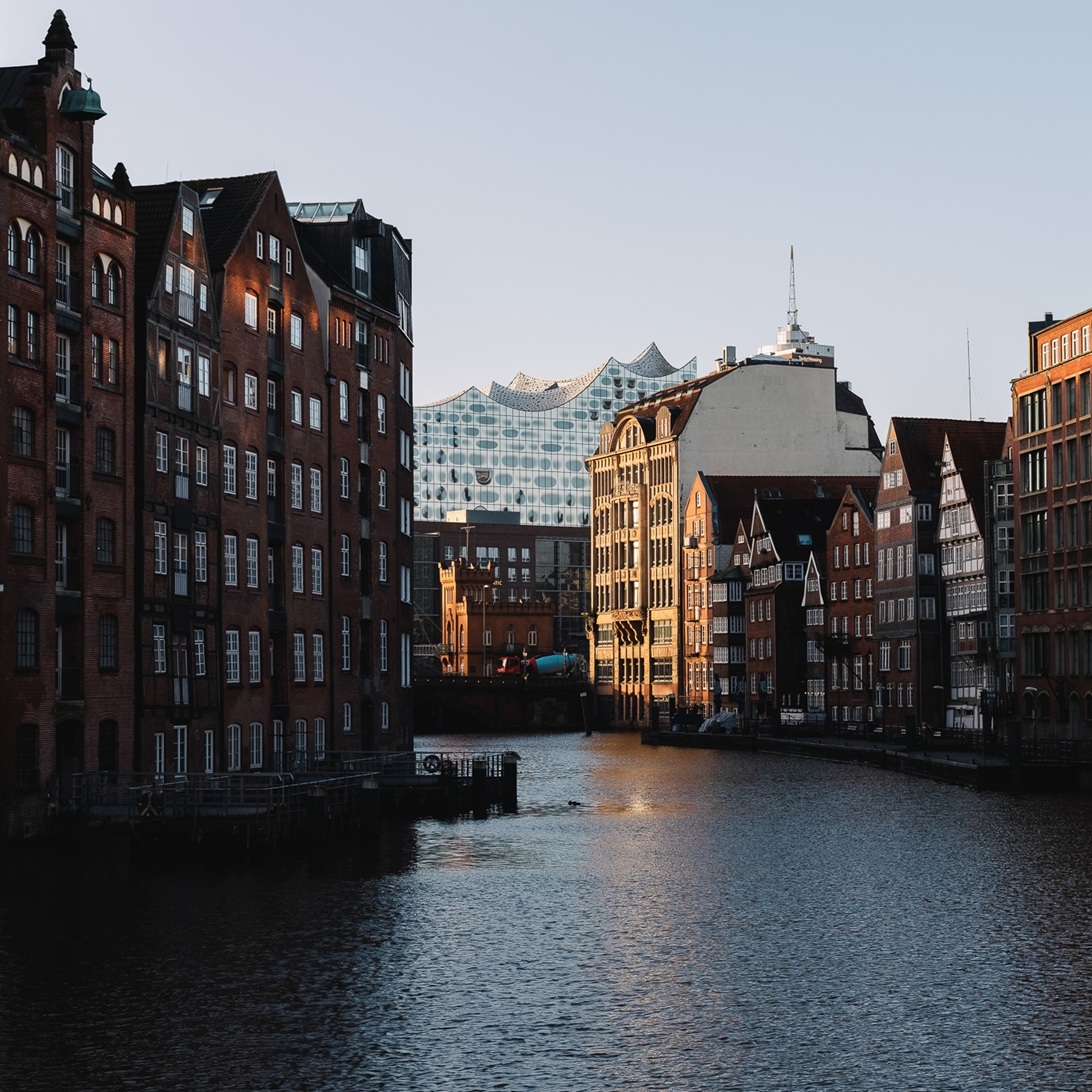 Uitzicht aan het water bij de pakhuizenwijk Speicherstadt in Hamburg 